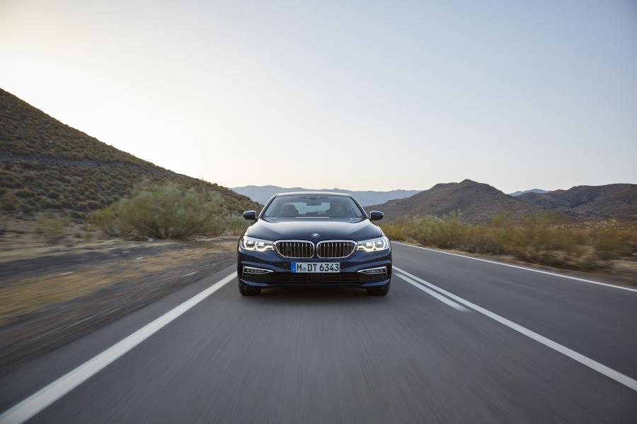  BMW 530d xDrive Sedan Luxury Line 2017 года  (WW) (фото 40 из 61)